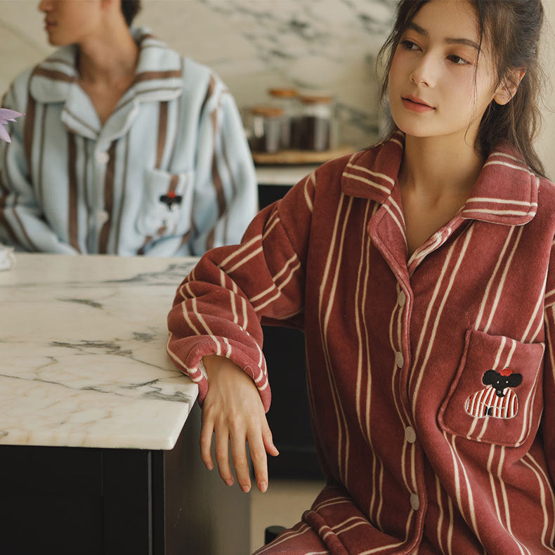 Damer Pyjamasjakke lavet af blødt vævet materiale med legende lommotiver Stilla