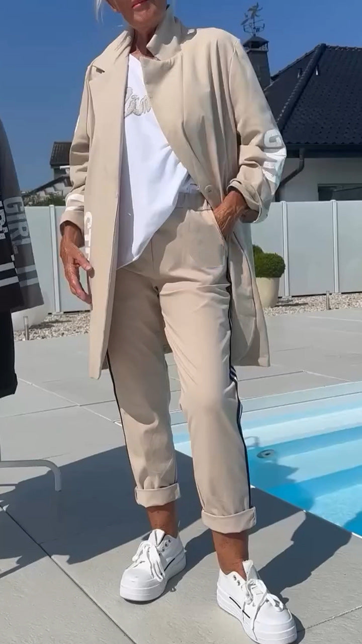 Kvinders afslappede trenchcoat med fashionable striber og stilfuld skrift Stilla