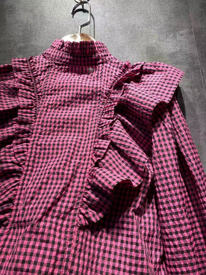 Damebluse med voluminøse flæsedetaljer og elegant ternet mønster Stilla
