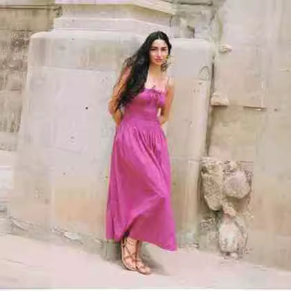 Femme Elegantes Maxi-Kjole med justerbare Spaghetti-stropper Stilla