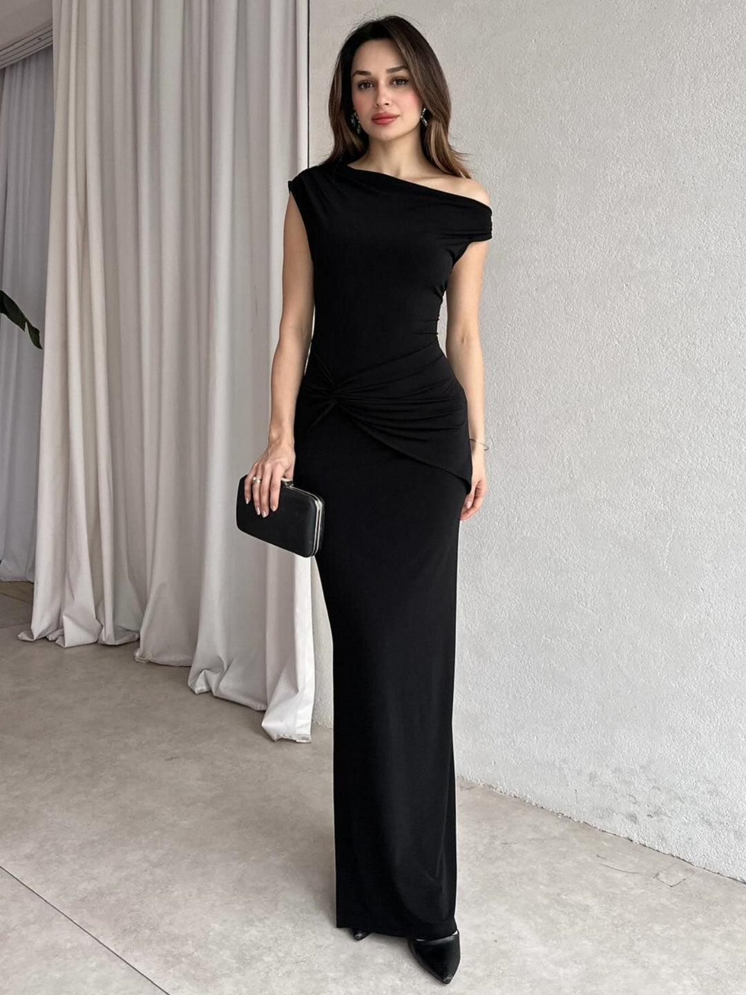 Kvinder Elegant Maxikjole med Off-Shoulder Design og dekorativ rynkning Skovae