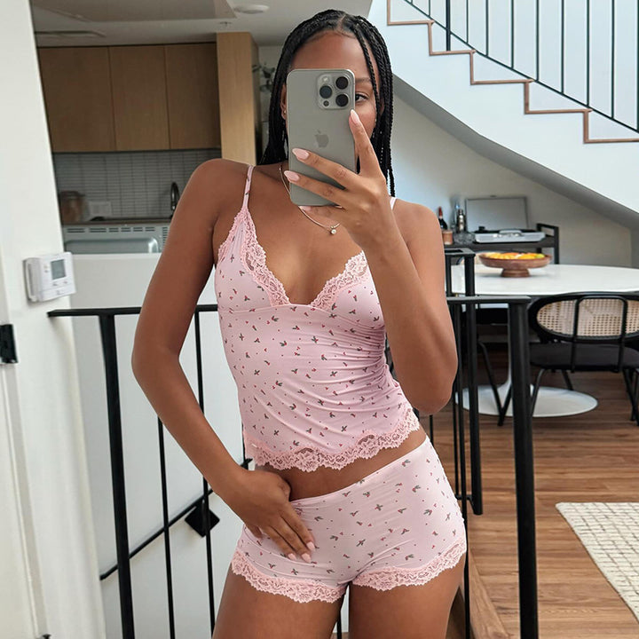 Dame natwear sæt med fine blonder detaljer og legende blomsterdesign Skovae