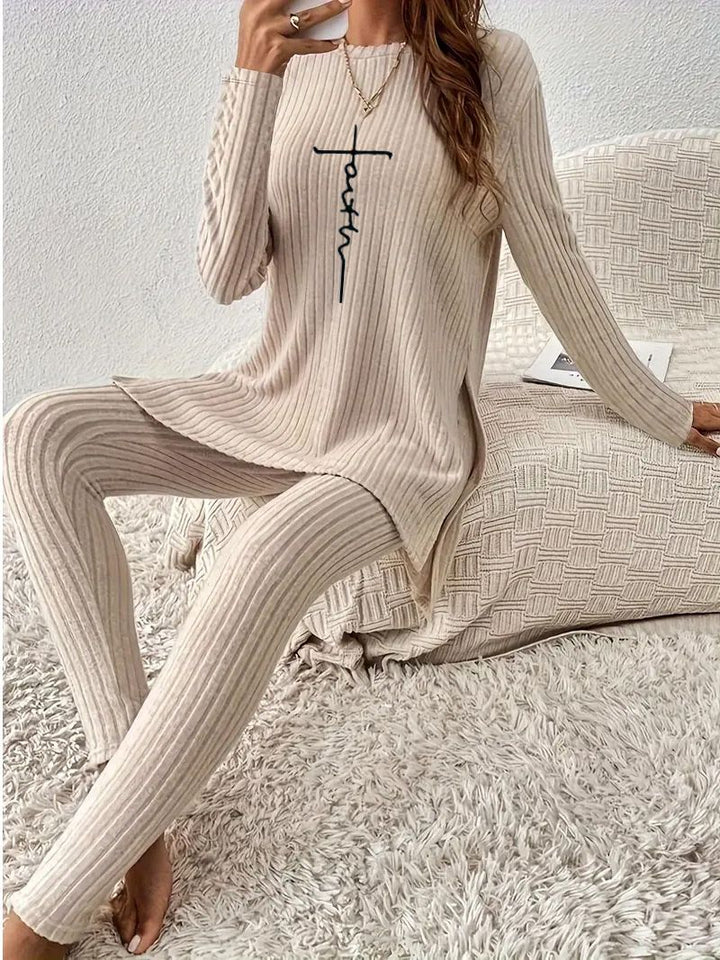 Dame Lounge-sæt med moderne skrift og ribbet design Stilla