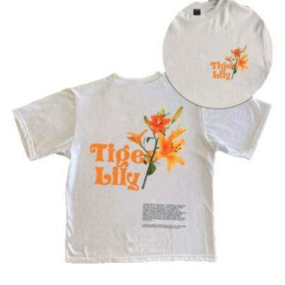 Dame T-shirt med kunstnerisk floraltryk og legende skrift Skovae