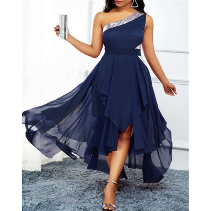 Dame elegant asymmetrisk chiffonkjole med glitrende detalje Stilla