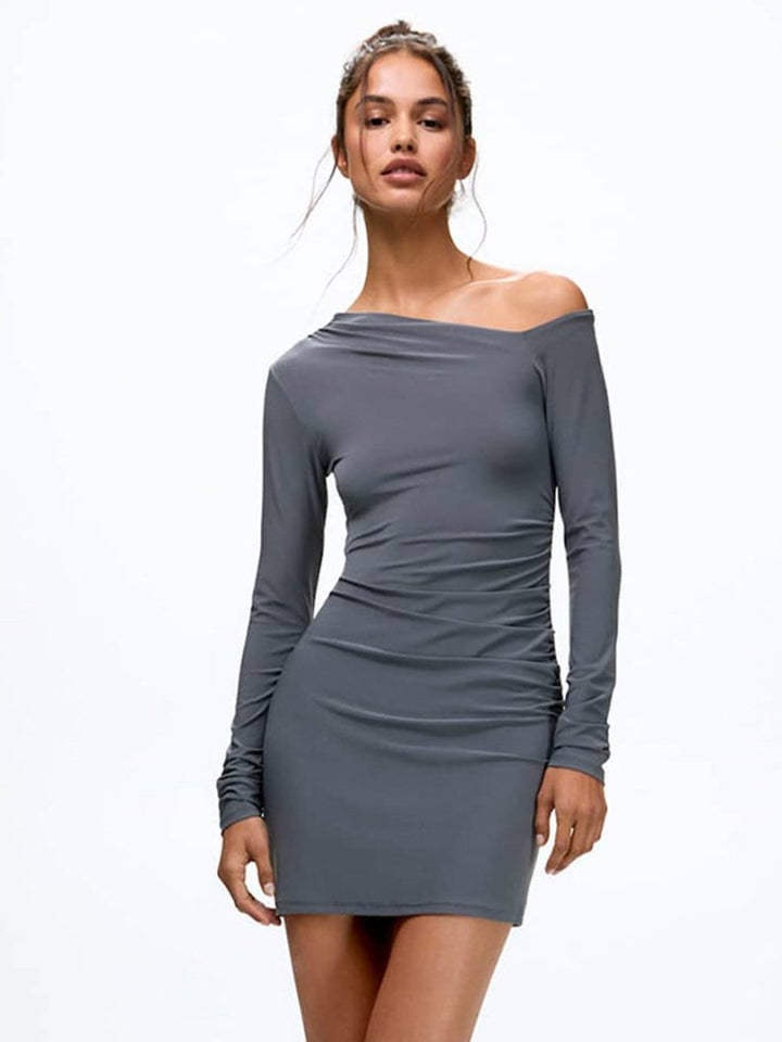 Dame Off-Shoulder Minikjole med figurskabende design og elegant rynkning Skovae