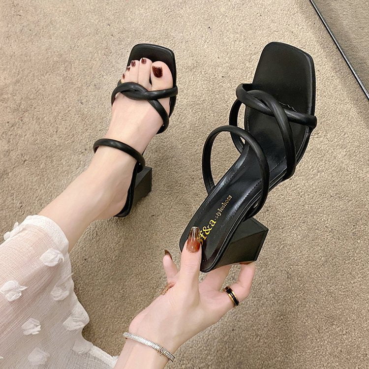 Dame Remmen-sandaler med komfortabel blokhæl og elegante dekorationsdetaljer Stilla