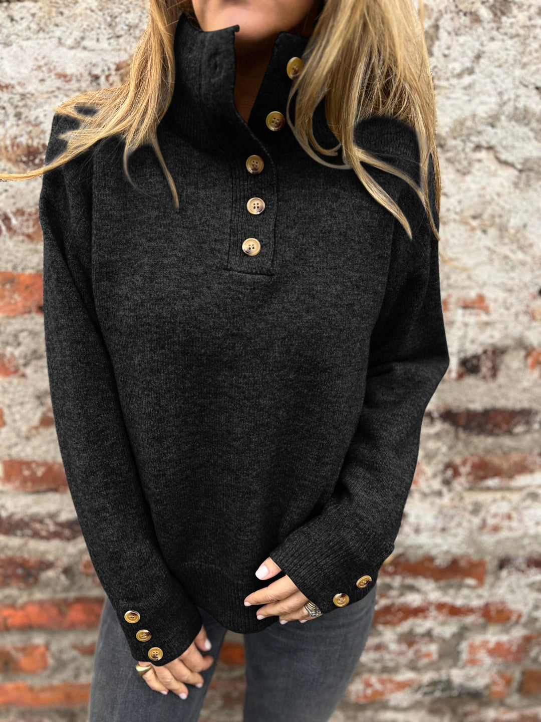 Kvinders hyggelige sweater med høj krave og dekorative knapdetaljer Stilla
