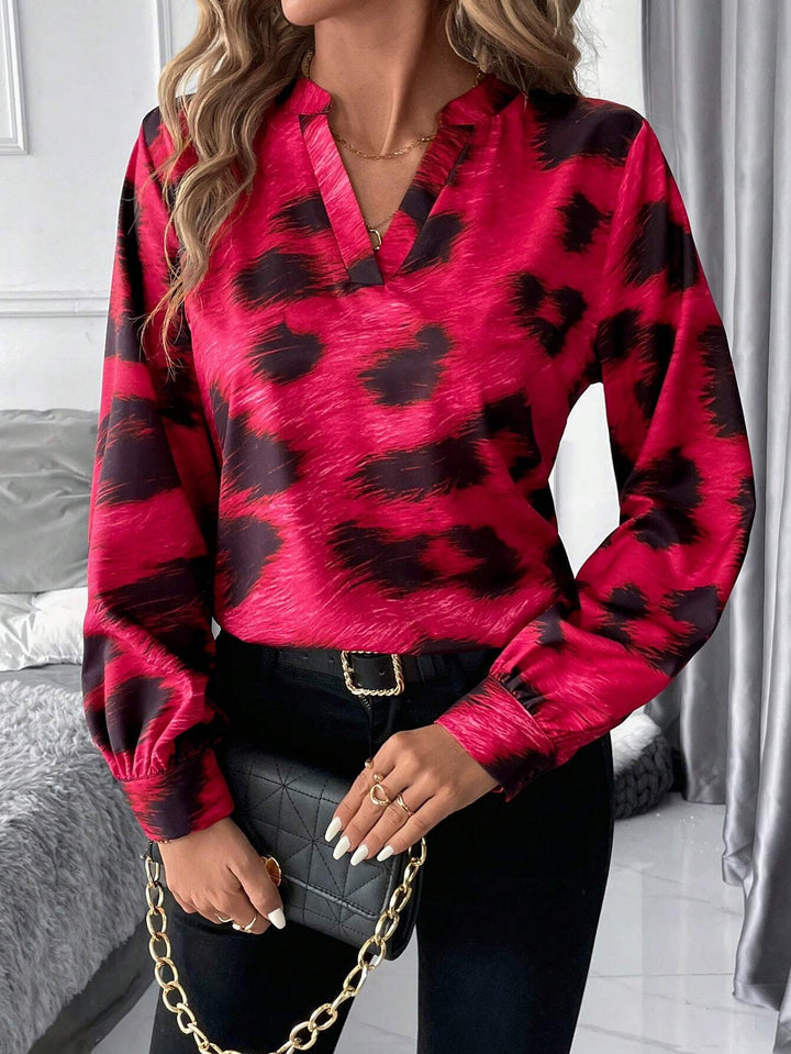 Damebluse i slangemønster med elegant pasform Stilla