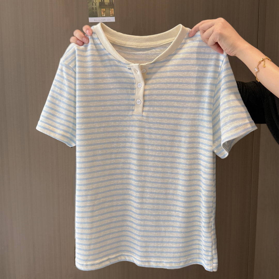Femme Stribet Kortærmet Henley-T-Shirt med Knapdetalje Stilla