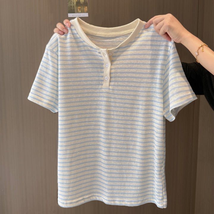 Femme Stribet Kortærmet Henley-T-Shirt med Knapdetalje Stilla