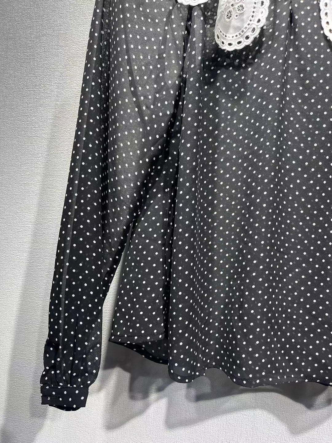 Damebluse med dekorativt spidskrave og polka-prikker Stilla
