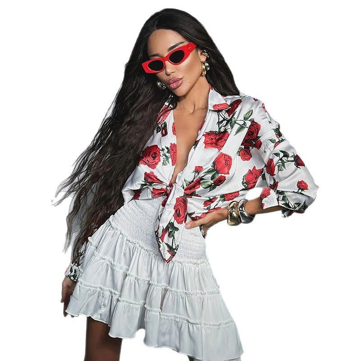 Damebluse med blomstret design og raffineret knudedetalje Stilla