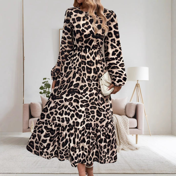 Dame maxikjole med elegant leopardmønster og svajende kant Stilla