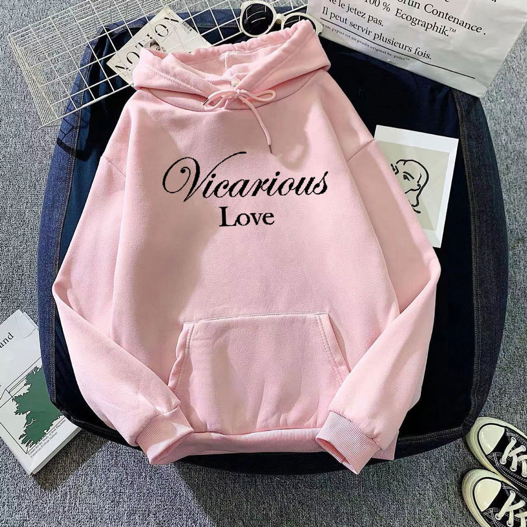 Kvindes hoodie med kunstnerisk skrift Skovae