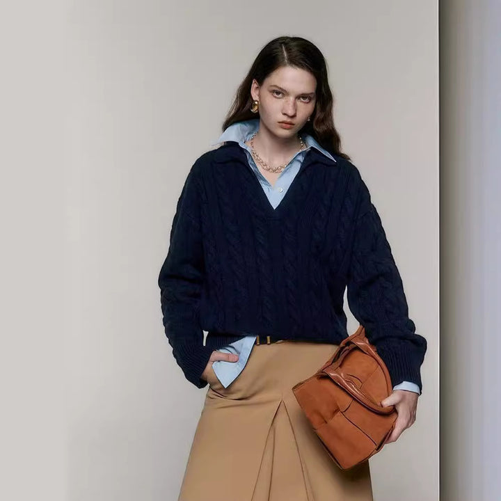 Dame strikket sweater med V-hals og kabelmønster Stilla
