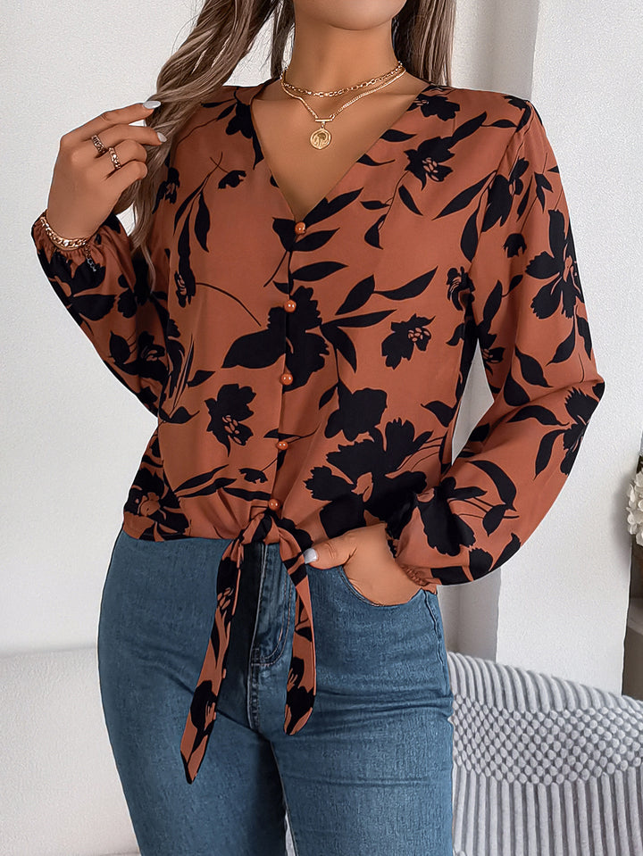 Damebluse med blomsterknude og knaplukning Stilla