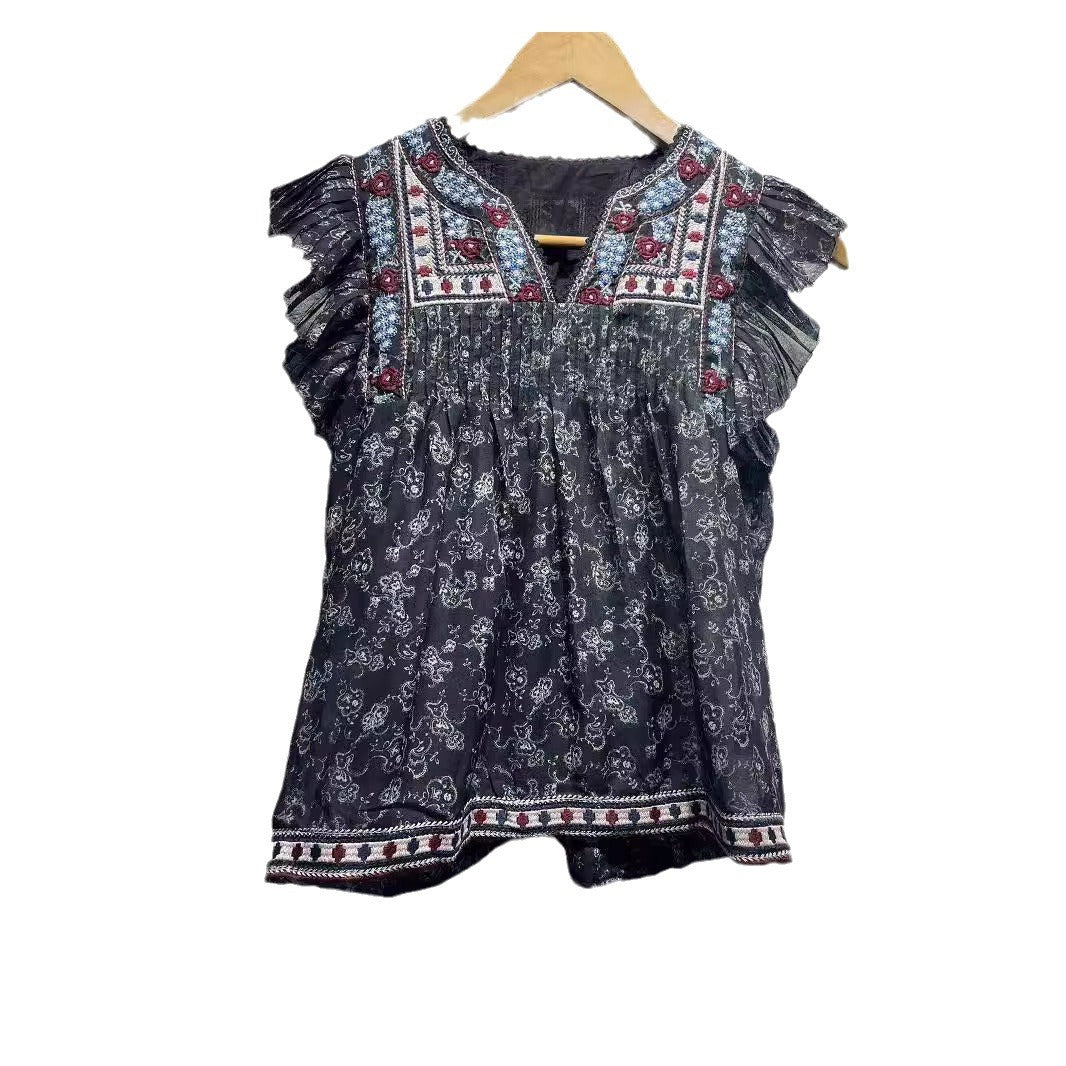 Damebluse med sarte flæsedetaljer og detaljeret broderidesign Stilla