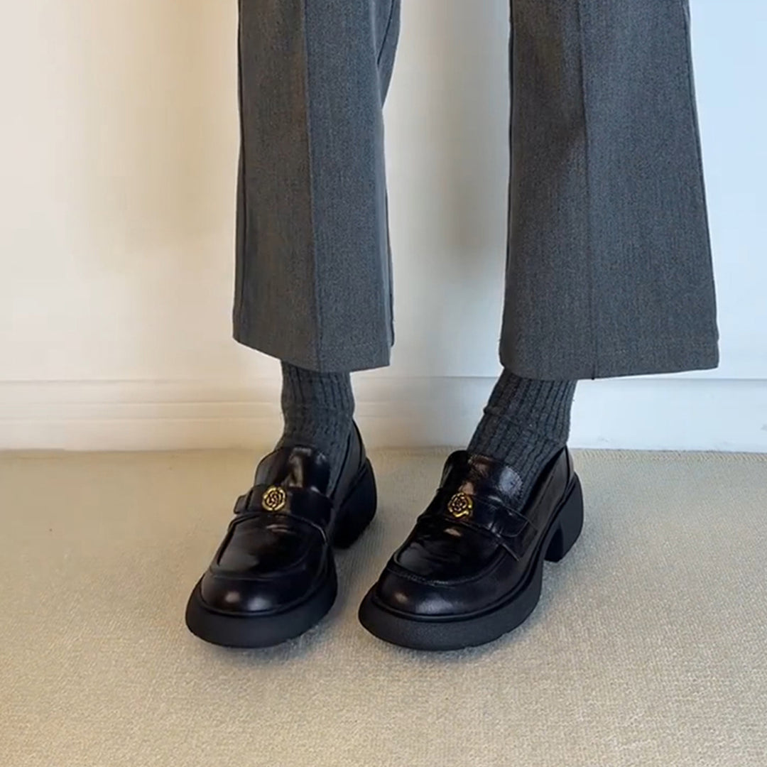 Dame Chunky Loafer Hæle med dekorativt emblem Stilla