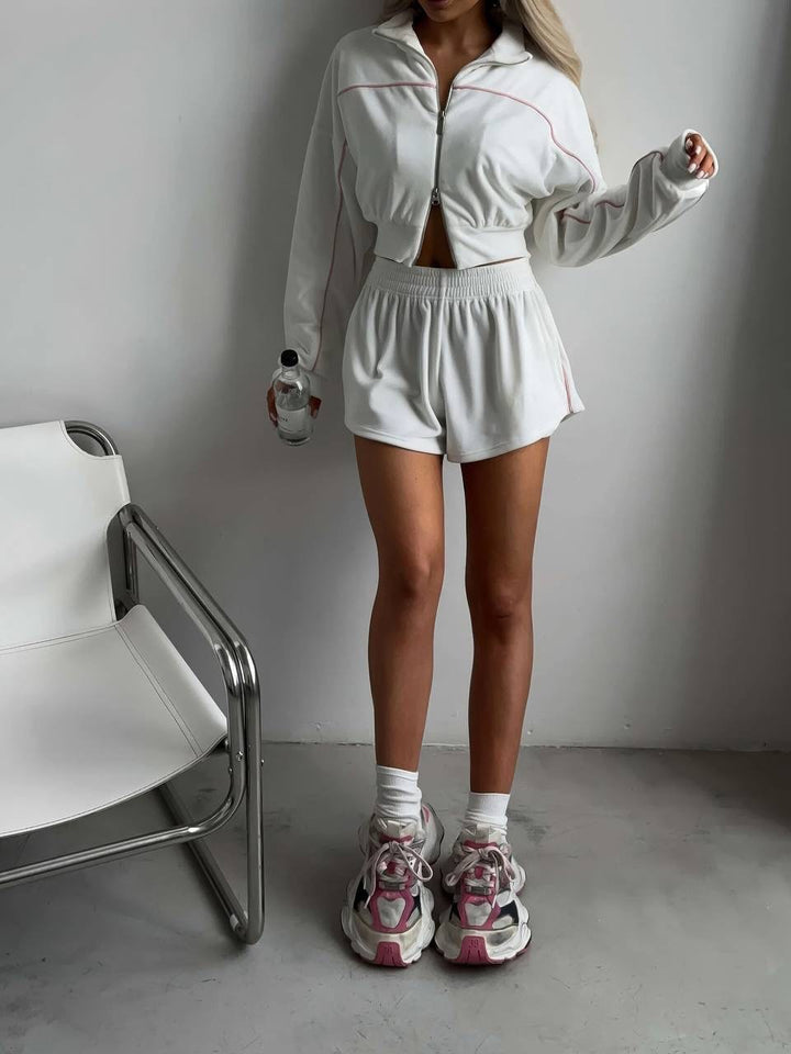 Kvinders loungewear sæt med komfortable shorts og oversized top Skovae