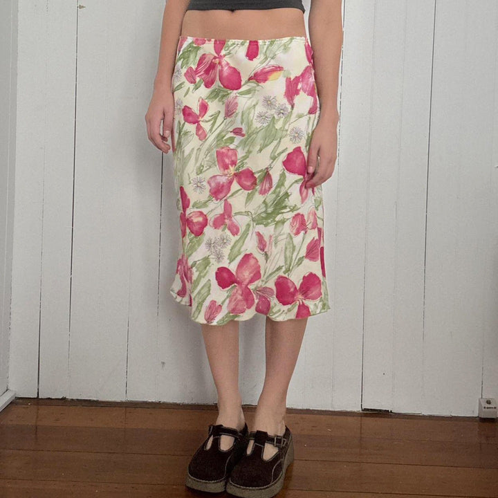 Dame elegant midikjole med blomster motiver og svingende snit Skovae