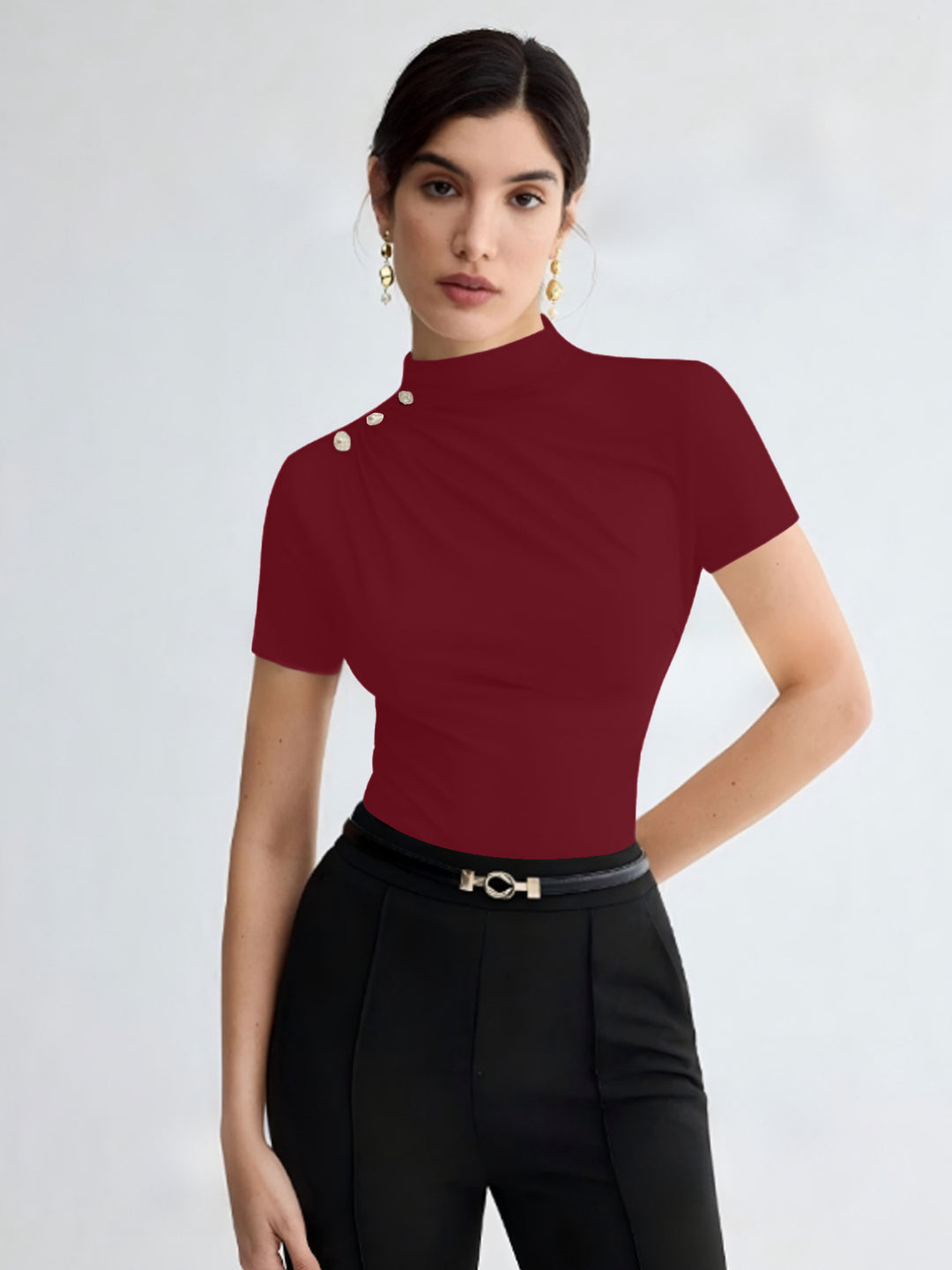 Dame elegant top med dekorative knapdetaljer og moderne ståkrave Skovae
