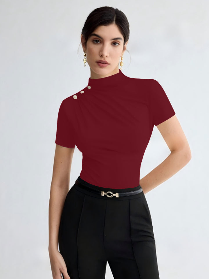 Dame elegant top med dekorative knapdetaljer og moderne ståkrave Skovae