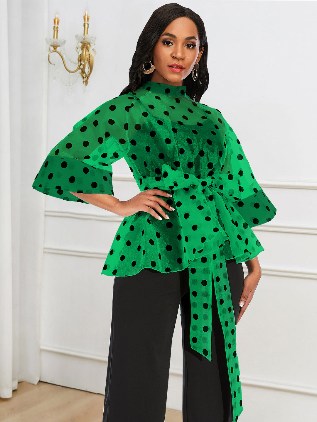 Dame Chiffonbluse med prikket design og elegant taljebælte Skovae