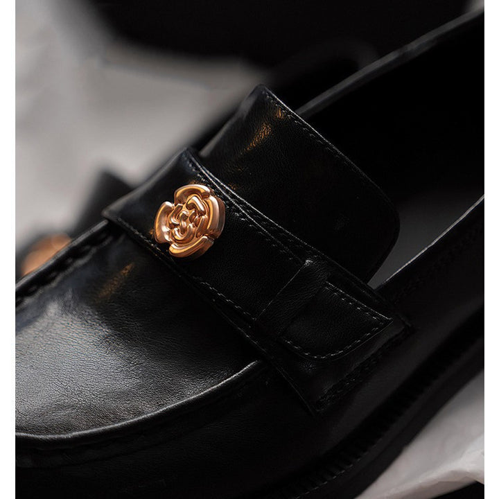 Femme Classic Læder Slipper med dekorativt Emblem Stilla
