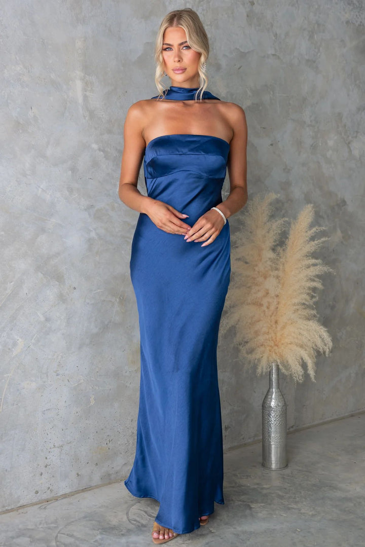Damer Elegant Aftenkjole med Off-Shoulder Design og Glitrende Satin