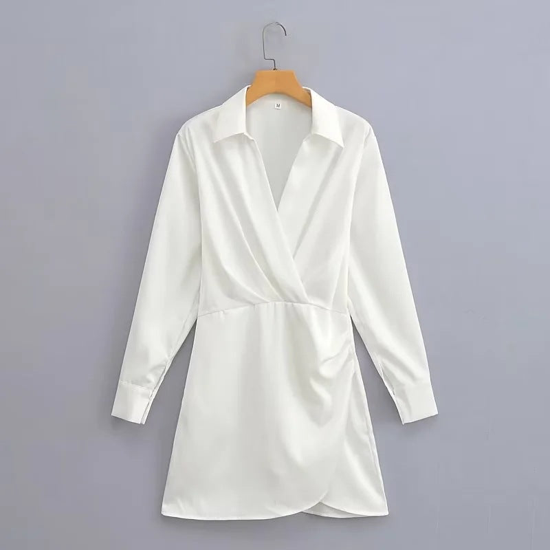 Dame indpakningsbluse med elegant knapliste og flæsedetaljer Stilla