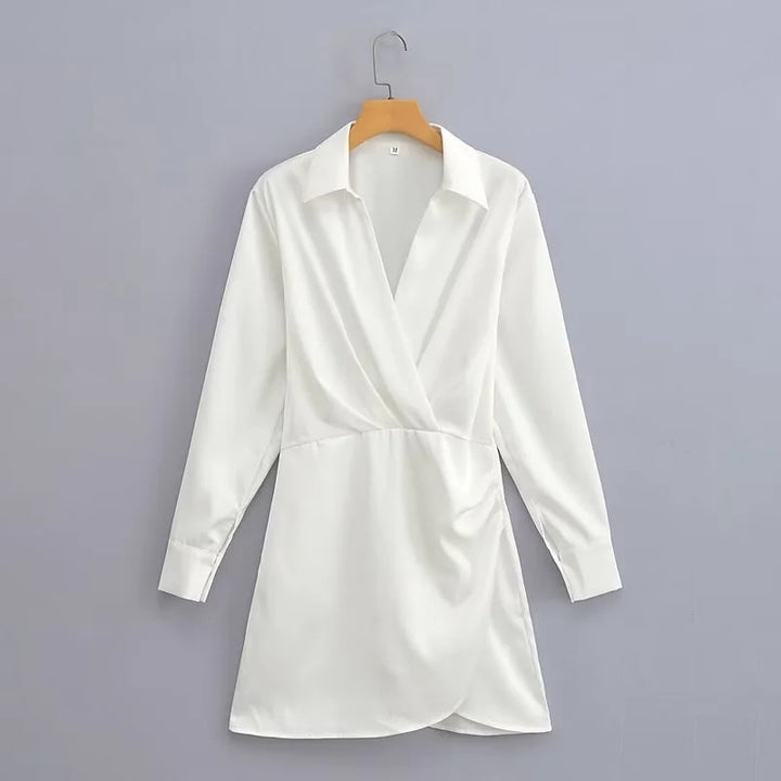 Dame indpakningsbluse med elegant knapliste og flæsedetaljer Stilla