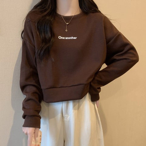 Dame Cropped Graphic Pullover Sweatshirt med Statement-print Stilla