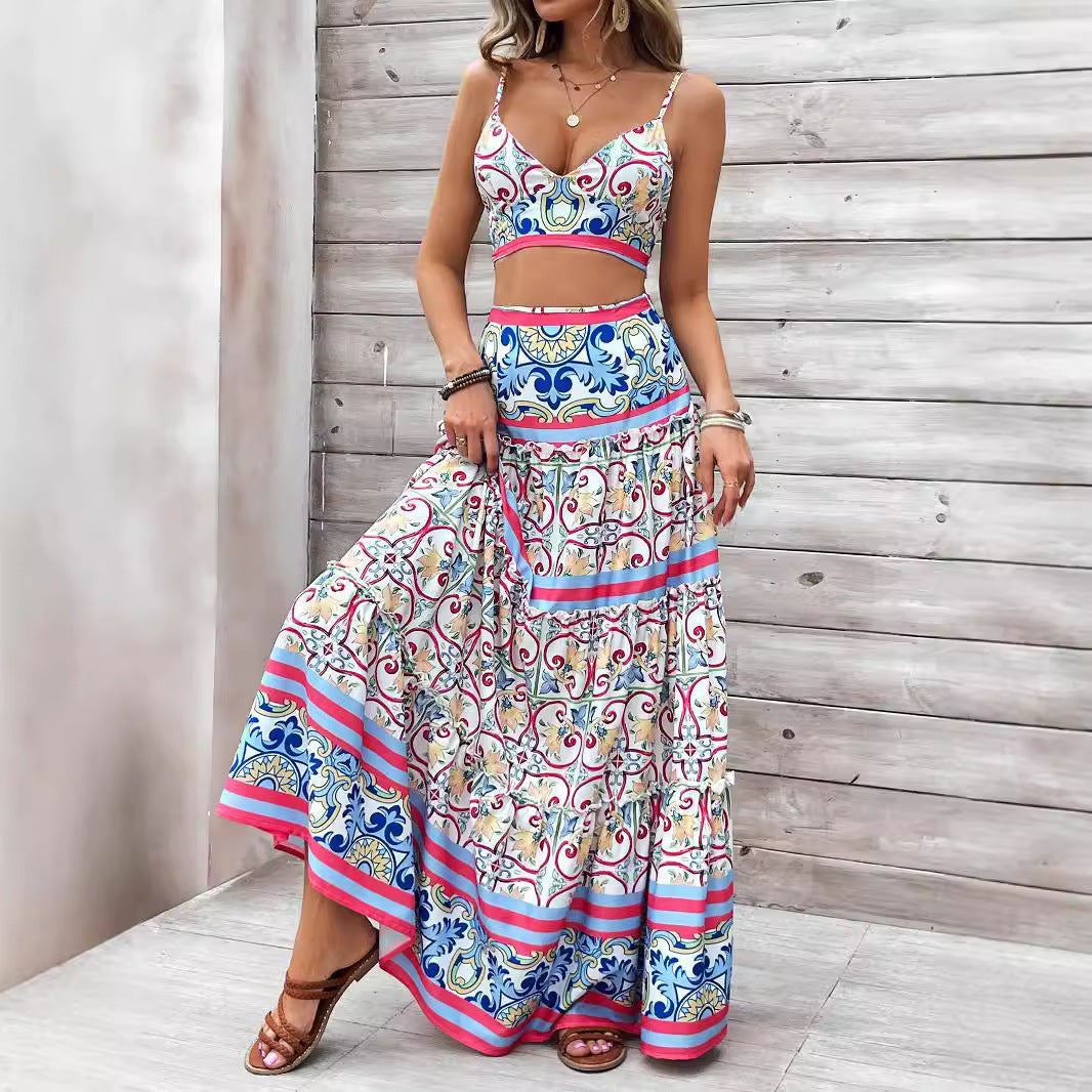 Dame to-dels sommeroutfit med blomster crop-top og luftig maxi-nederdel Stilla