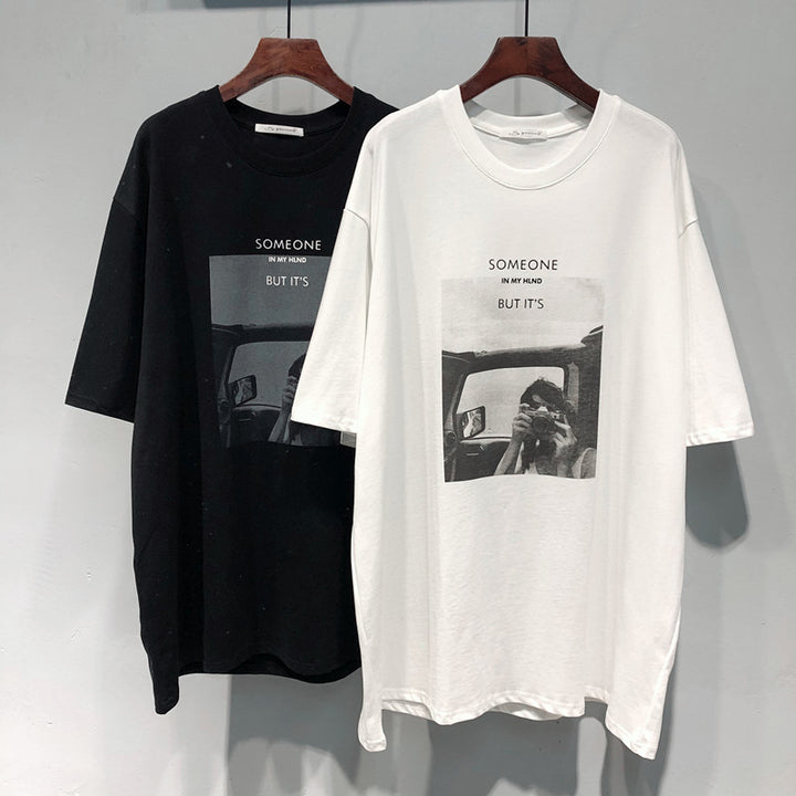 Dame T-shirt med nostalgisk fototryk og kreativ tekst Stilla