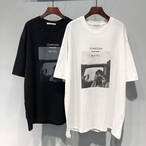 Dame T-shirt med nostalgisk fototryk og kreativ tekst Stilla