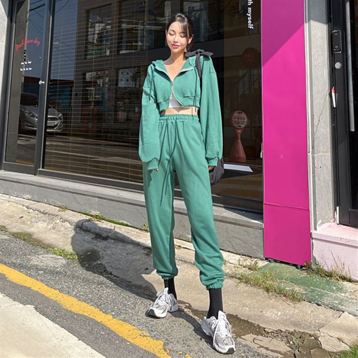Kvinders sporty todelt sæt med cropped hoodie og komfortable joggers Stilla