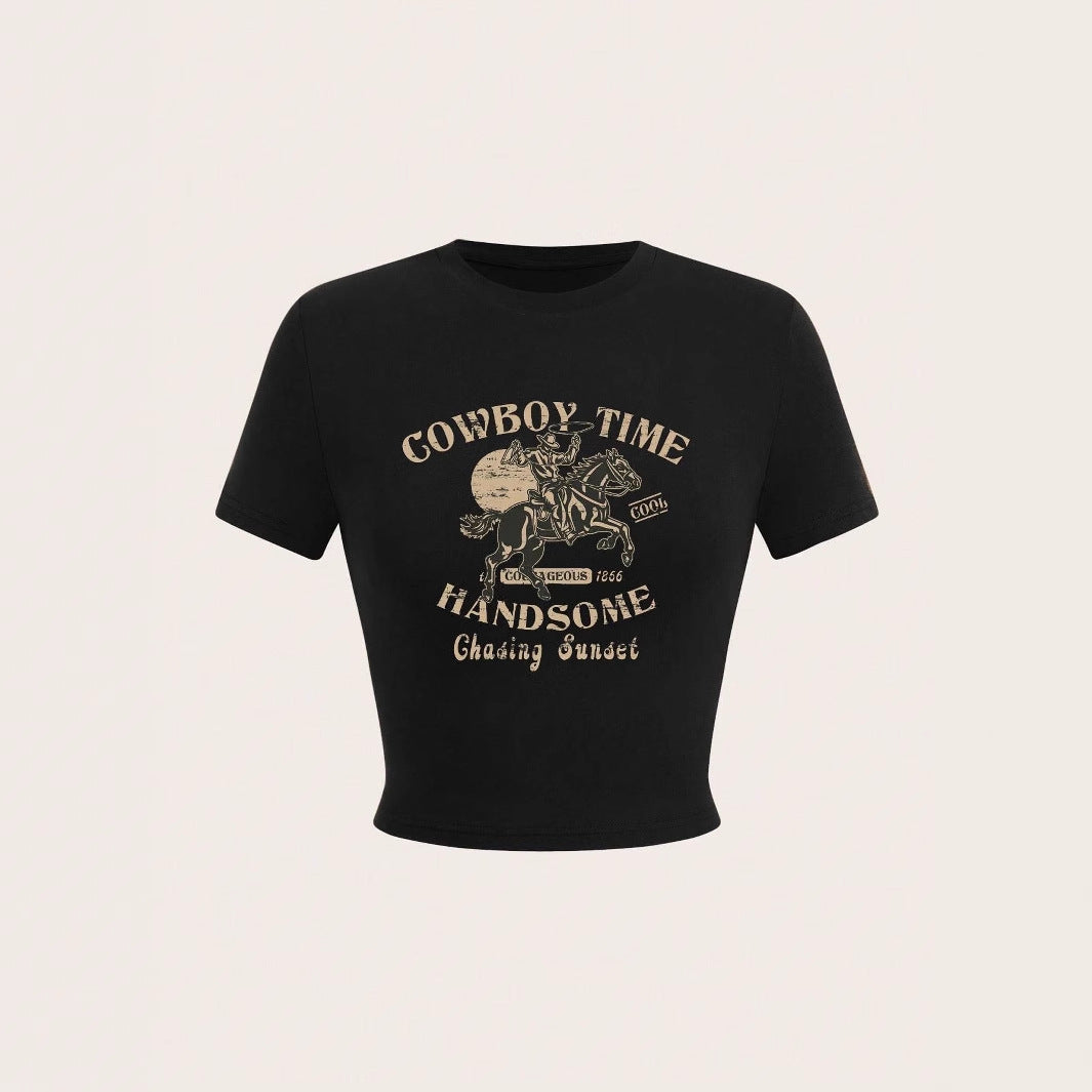 Dame Crop-Shirt med iøjnefaldende cowboy-motiv og stilfuld snit Skovae