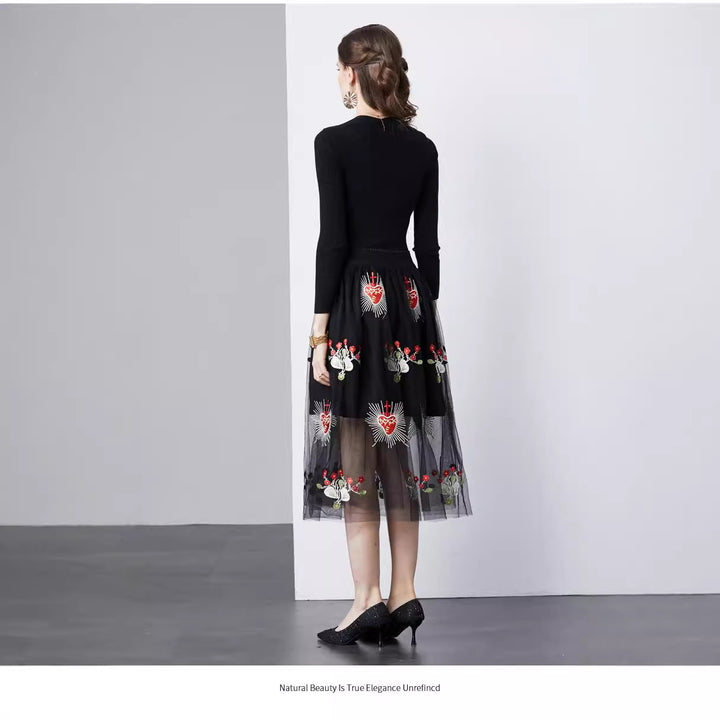 Damekjole med blomster broderier og elegant tylskørt Stilla