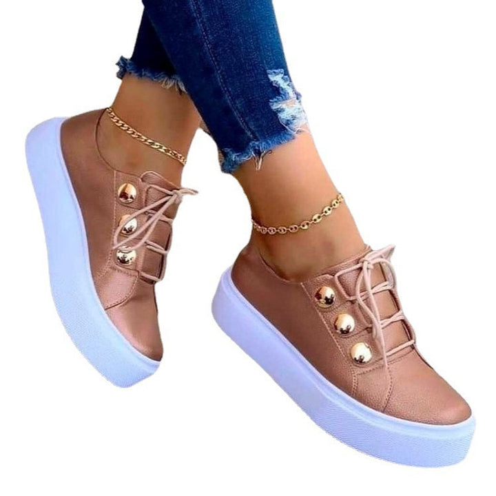 Dame Sneakers med fashionable metallic-detaljer og komfortabel sål Stilla