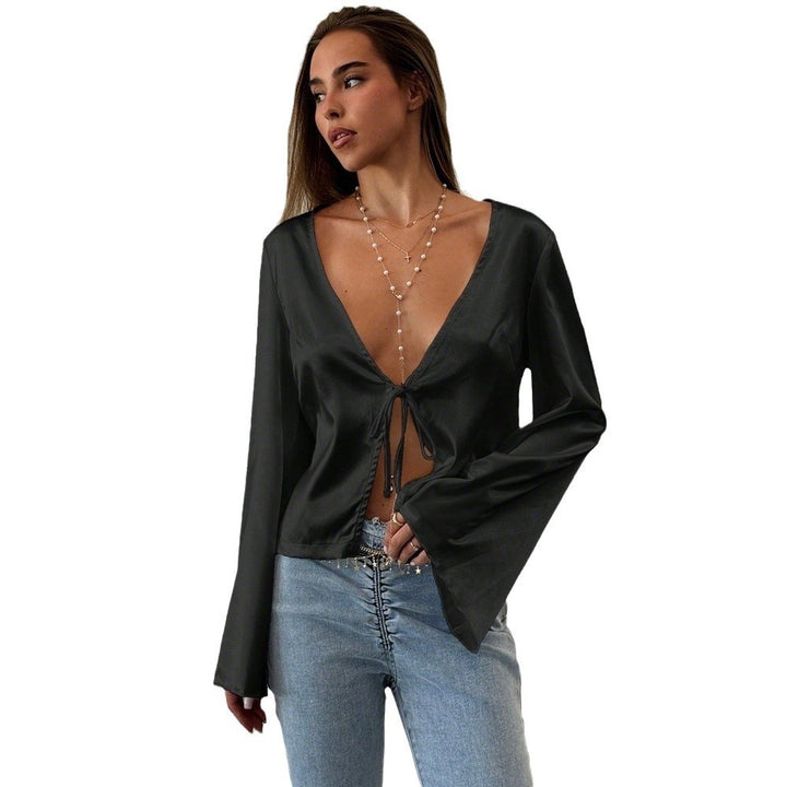 Kvinders elegante bluse med dyb V-hals og afslappet knude detalje Stilla