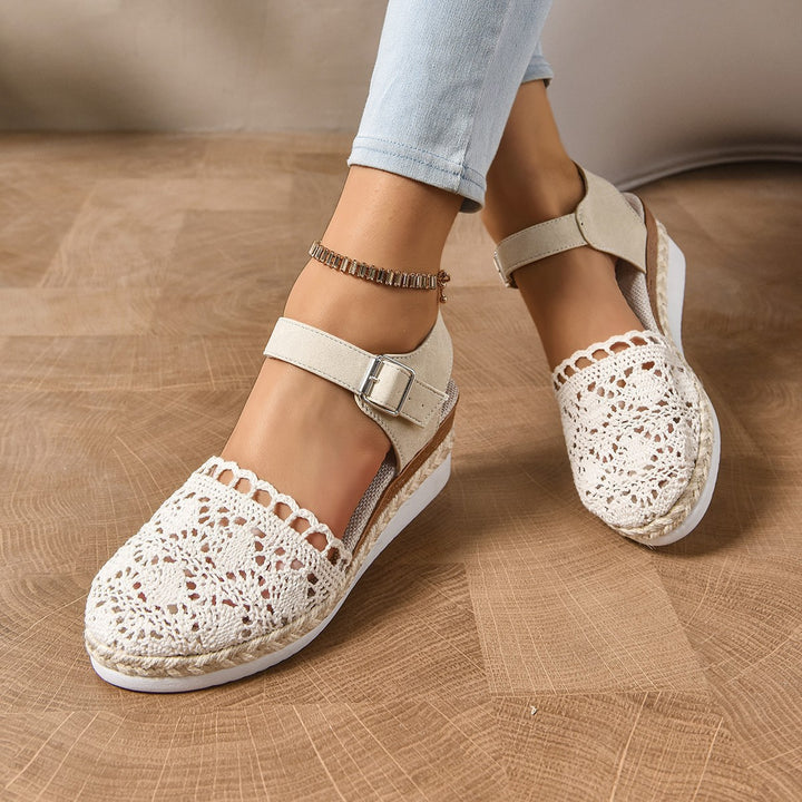Dame Plateau-sandaler med elegant spids og justerbar rem Stilla