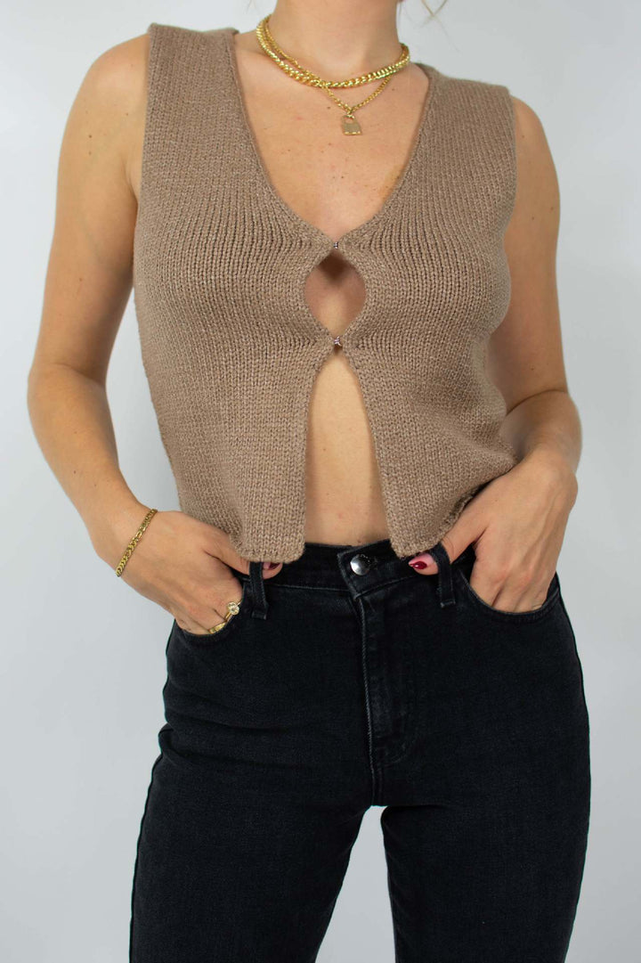 Dame strikket crop-top med flot V-udskæring og dekorativ nøglelukning Skovae