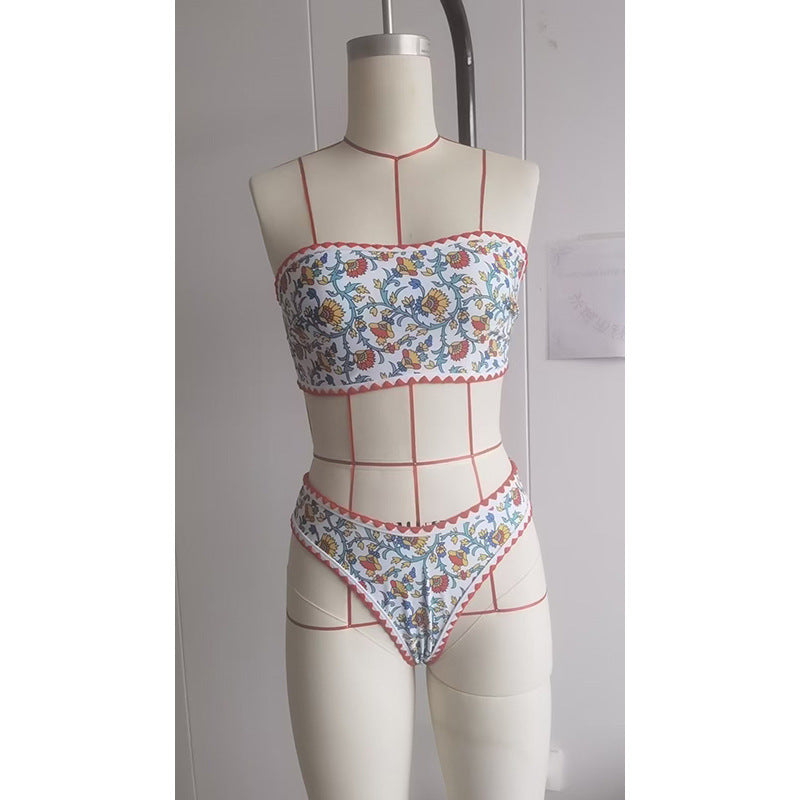Dame bandeau-bikini med blomsterdesign og legende flæsekanter Skovae