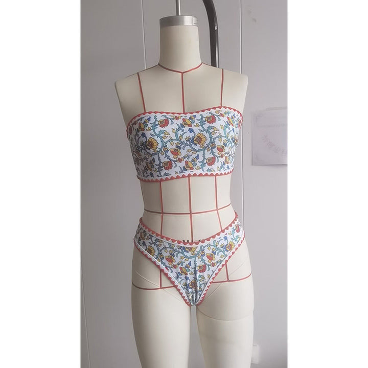 Dame bandeau-bikini med blomsterdesign og legende flæsekanter Skovae