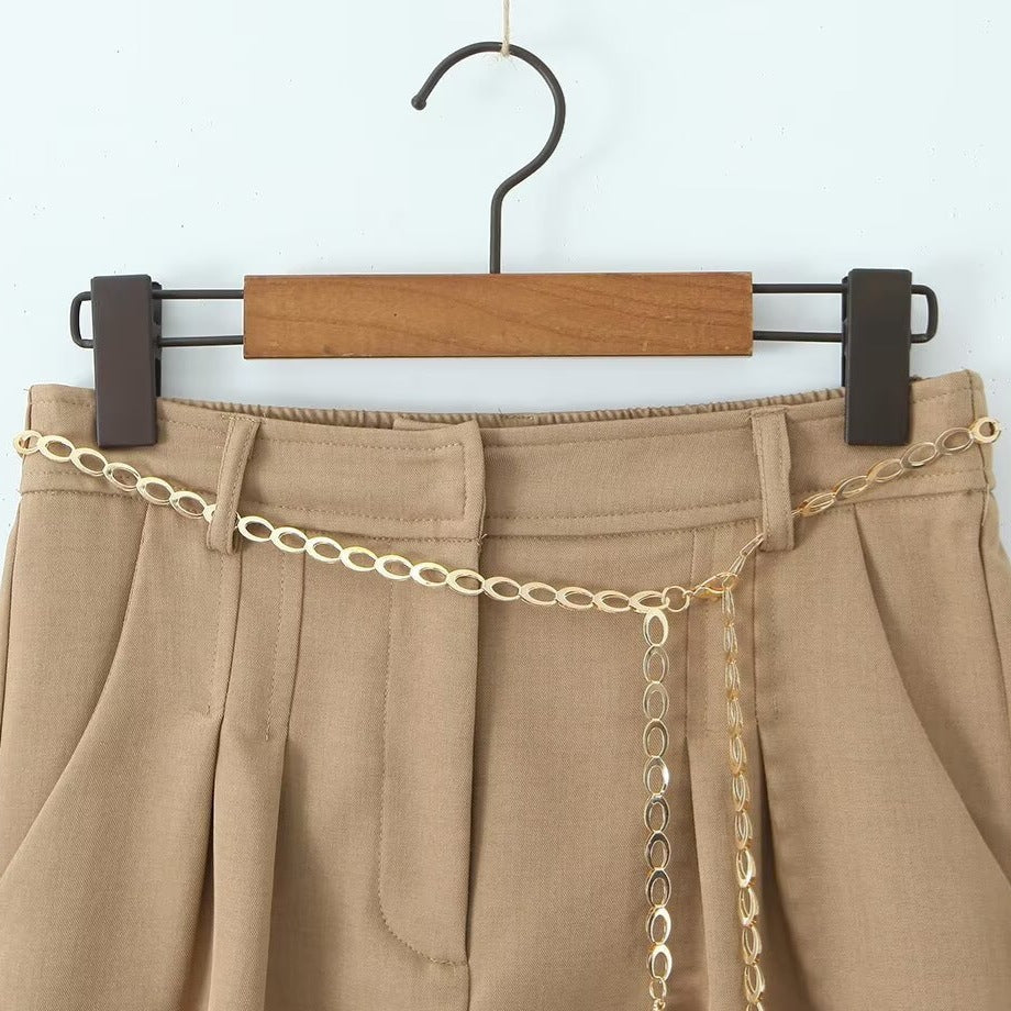 Dame elegante shorts med dekorativ kæde og fine folder Skovae