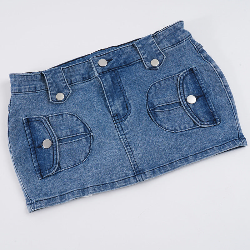 Dame mini nederdel af denim med praktiske lommer og trykknaplukning Skovae