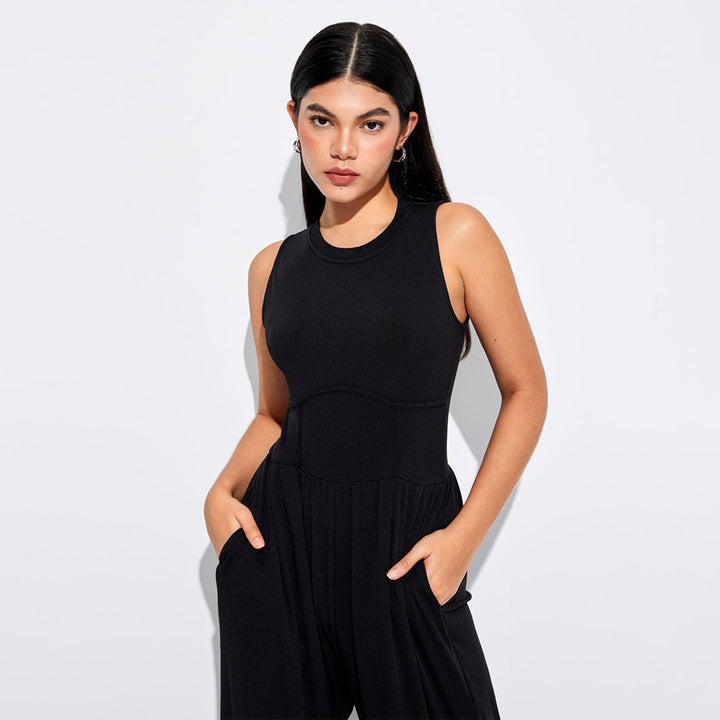 Dame jumpsuit med høj talje og praktiske sidelommer Stilla