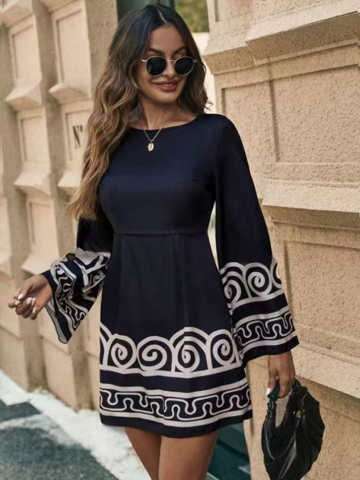 Dame elegant og moderne kjole med folkloristiske mønstre Stilla
