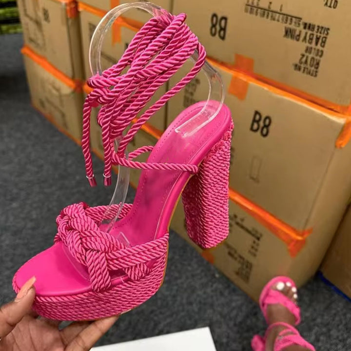 Femme Chunky Heel Platform Sandaler med flettede detaljer Stilla